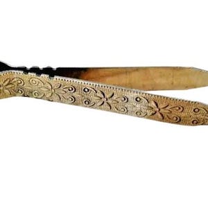 Puede incluir: Un par de pinzas de metal dorado con un diseño floral. Las pinzas se utilizan para recoger carbones calientes en una cachimba.