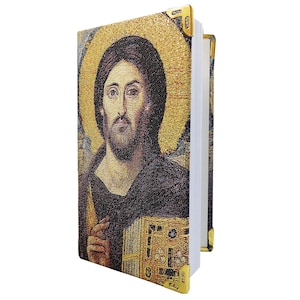Op de afbeelding: Een religieus boek met een gedetailleerde geborduurde omslag met een afbeelding van Jezus Christus. De omslag heeft gouden hoekbeschermers. De afbeelding van Jezus heeft een gouden aureool en draagt een donker gewaad.