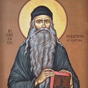 Może przedstawiać: Ikona Serafina z Platyny, przedstawiająca długą, białą brodę i czarny kapelusz. Ubrany jest w ciemną szatę i trzyma książkę z czerwoną okładką i krzyżem. Tło jest ciepło brązowe ze złotą aureolą.