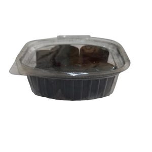 Può includere: Un piccolo contenitore di plastica nera con coperchio trasparente. Il contenitore è riempito con alimenti di colore scuro. Il coperchio è leggermente bombato e ha una piccola linguetta per l'apertura. Per conservare cibo o da asporto.