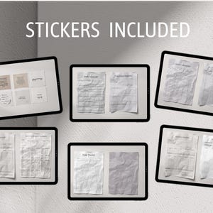 K&ouml;nnte beinhalten: Ein Satz bedruckbarer Planer-Aufkleber mit verschiedenen Designs, darunter ein Tagesplan, ein Habit-Tracker und eine To-Do-Liste. Die Aufkleber sind in Schwarzwei&szlig; und haben eine zerknitterte Papierstruktur. Der Text "STICKERS INCLUDED" befindet sich oben im Bild.