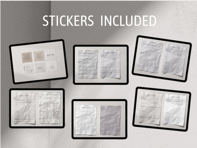 K&ouml;nnte beinhalten: Ein Satz bedruckbarer Planer-Aufkleber mit verschiedenen Designs, darunter ein Tagesplan, ein Habit-Tracker und eine To-Do-Liste. Die Aufkleber sind in Schwarzwei&szlig; und haben eine zerknitterte Papierstruktur. Der Text "STICKERS INCLUDED" befindet sich oben im Bild.