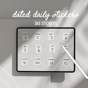 Op de afbeelding: Een digitaal tabletscherm met een set van 12 witte papieren stickers met handgeschreven data en maandnamen. De stickers zijn gerangschikt in een raster op een lichtgrijze achtergrond. De tekst "dated daily stickers 365 STICKERS" wordt boven het tabletscherm weergegeven.