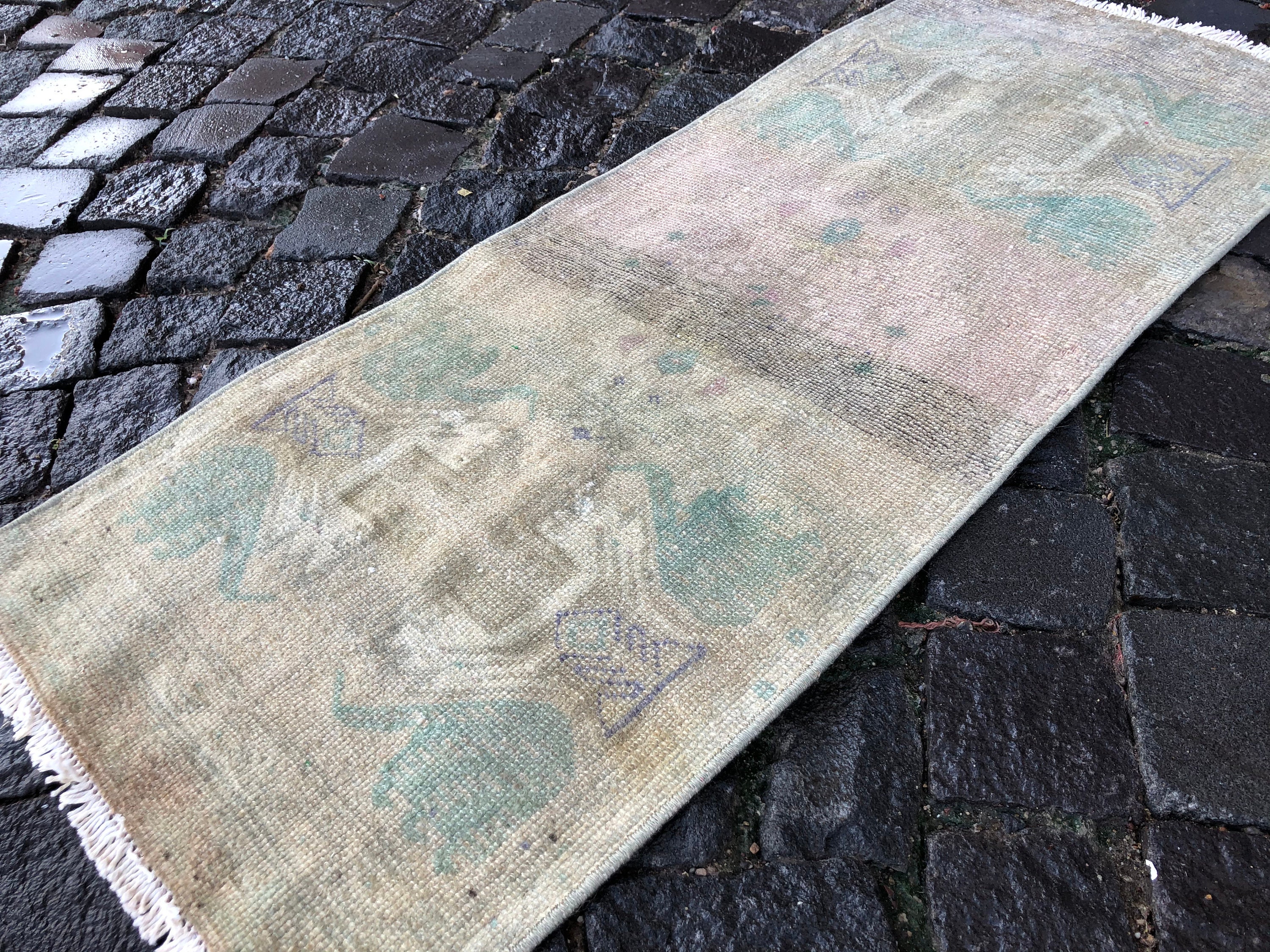 手織りのウシャックトルコ絨毯：3.4 x 1.4フィートの