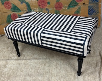 Banco Kilim turco hecho a mano, reposapiés otomano bohemio, madera de carpe y haya, libre de impuestos en EE. UU.