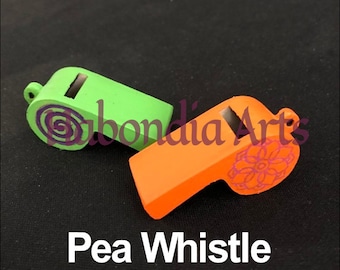 Puede incluir: Dos silbatos de guisante, uno verde y uno naranja, con diseños decorativos. El silbato verde tiene un diseño de espiral morado y el silbato naranja tiene un diseño floral rosa. Silbato de guisante.