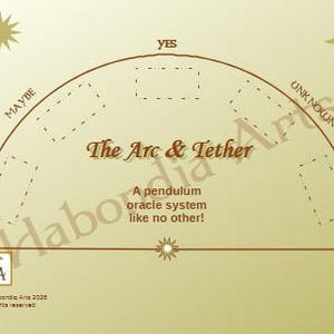 Könnte beinhalten: Ein beigefarbenes Orakelbrett mit einem halbkreisförmigen Design. Der Text "The Arc & Tether" ist zentriert, mit "Yes", "Maybe", "No" und "Unknown" um den Bogen. Der Text "A pendulum oracle system like no other!" ist ebenfalls vorhanden.
