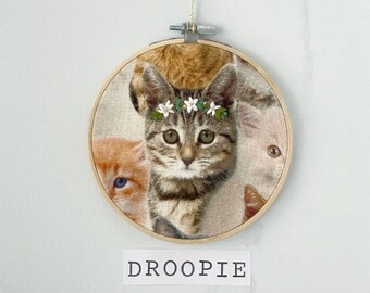 Kat borduurwerk hoge kwaliteit handgemaakte hoepel kunst bloem kroon Droopie geschenk kat eigenaar minnaar vriend haar huis muur lente decor interieur