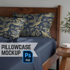 Puede incluir: Una maqueta de una funda de almohada azul con un diseño floral y de pájaros dorados. La funda de almohada está en una cama con una cabecera de madera y una sábana azul. El texto "PILLOWCASE MOCKUP" y "Ps PSD" está en la imagen.