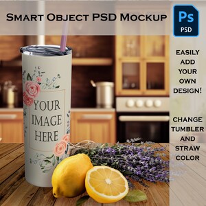 Könnte beinhalten: Ein weißer Edelstahlbecher mit einem Blumenmuster und dem Text "YOUR IMAGE HERE". Der Becher hat einen rosa Strohhalm und steht auf einem Holztisch mit Zitronen und Lavendel.