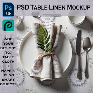Puede incluir: Una maqueta de mantel de mesa blanco con una servilleta doblada, un plato, cubiertos y un helecho. La servilleta tiene un espacio para una imagen con el texto "Place Image Here".