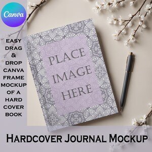 Puede incluir: Una maqueta de un diario de tapa dura con un diseño de mandala decorativo en la portada. El texto "PLACE IMAGE HERE" está en un rectángulo blanco en el centro de la portada. Un bolígrafo y una rama de flores blancas están sobre una superficie beige.