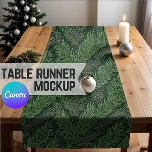 Puede incluir: Un camino de mesa verde con un patrón de agujas de pino. El camino de mesa está sobre una mesa de madera con una vela blanca y dos adornos. El texto "TABLE RUNNER MOCKUP" está en un rectángulo blanco y el texto "Canva" está en un círculo azul y morado.