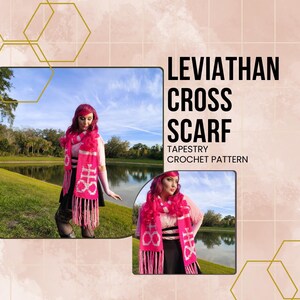 Pode incluir: Uma echarpe de crochê rosa e branca com um design de Leviatã. A echarpe é usada por uma pessoa em pé em frente a um lago. O texto "Leviathan Cross Scarf Tapestry Crochet Pattern" é exibido na imagem.