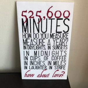 クロスステッチパターンのレンタル - ブロードウェイミュージカル「Measure a Year」の引用