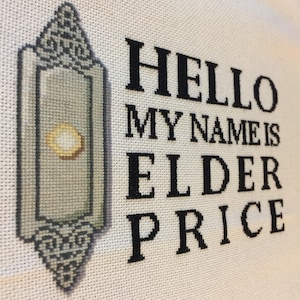 Puede incluir: Obra de arte de punto de cruz sobre tela blanca. El dise&ntilde;o presenta una linterna estilizada, verde claro y gris a la izquierda y el texto "HELLO MY NAME IS ELDER PRICE" en letras negras y en negrita a la derecha. La pieza es probablemente hecha a mano.