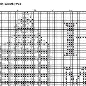 Puede incluir: Un gr&aacute;fico de patr&oacute;n de punto de cruz en blanco y negro con la palabra "Hello" y un dise&ntilde;o de &aacute;rbol de Navidad. El gr&aacute;fico utiliza s&iacute;mbolos para representar los colores de la puntada. La cuadr&iacute;cula est&aacute; numerada para facilitar la colocaci&oacute;n de las puntadas.