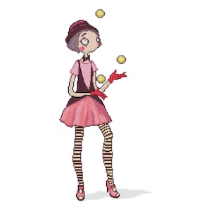 Puede incluir: Una mujer con un vestido rosa, medias a rayas blancas y negras y un sombrero rojo está haciendo malabares con tres pelotas amarillas.