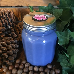 Blueberry Cobbler handgemaakte hand gegoten 28 oz sojakaars in geribbelde glazen pot met rustieke metalen deksel