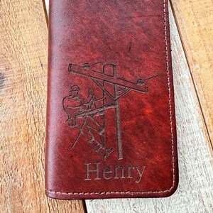 Regalo para liniero, billetera larga personalizada con acabado antiguo, billetera de cuero grabada personalizada, hecha a mano en los EE. UU., billetera larga con broches