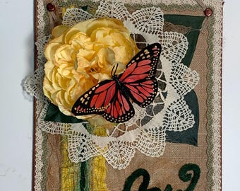 Colgante de pared de cabaña con flores y mariposas estilo shabby chic hecho a mano