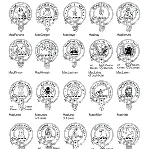 Pode incluir: Ilustra&ccedil;&otilde;es em preto e branco de 16 bras&otilde;es escoceses diferentes. Cada bras&atilde;o &eacute; rodeado por um c&iacute;rculo com o nome do cl&atilde; e seu lema escritos ao redor do exterior. Os bras&otilde;es est&atilde;o dispostos em uma grade de quatro linhas e quatro colunas.