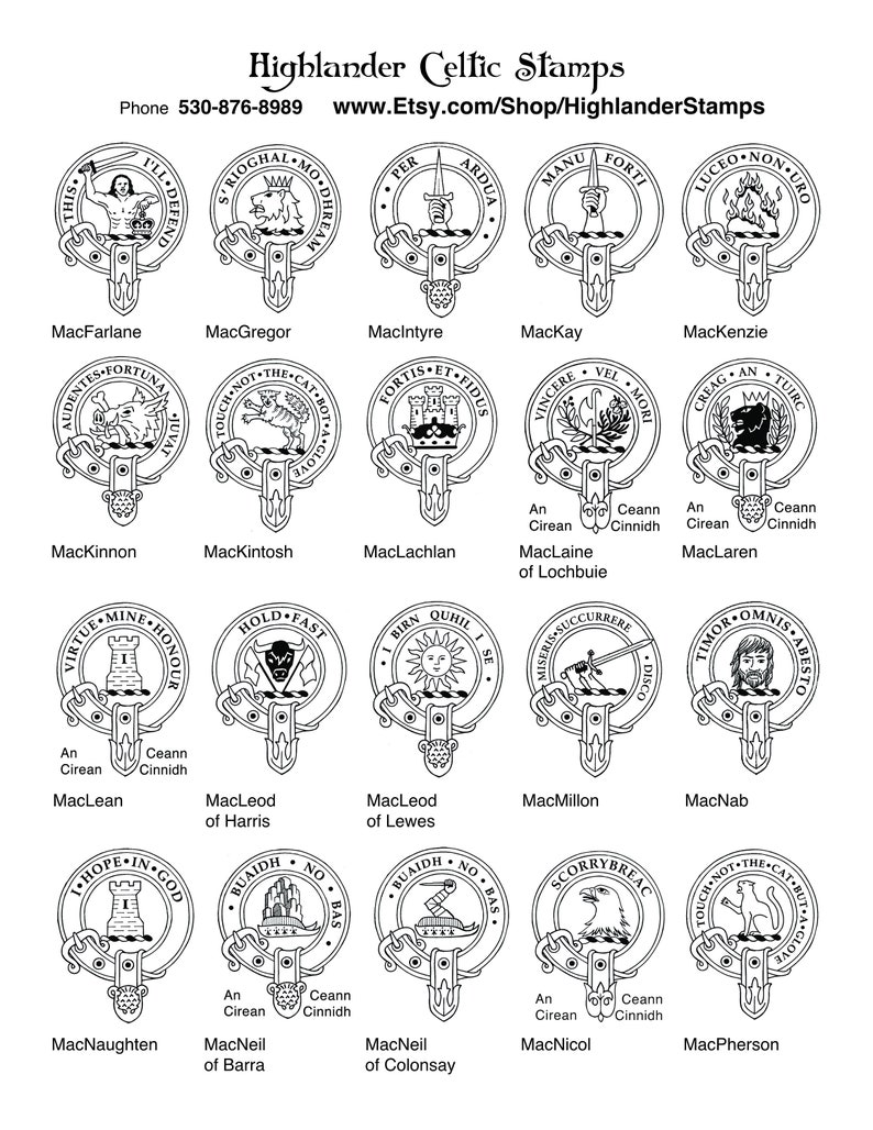 Pode incluir: Ilustra&ccedil;&otilde;es em preto e branco de 16 bras&otilde;es escoceses diferentes. Cada bras&atilde;o &eacute; rodeado por um c&iacute;rculo com o nome do cl&atilde; e seu lema escritos ao redor do exterior. Os bras&otilde;es est&atilde;o dispostos em uma grade de quatro linhas e quatro colunas.