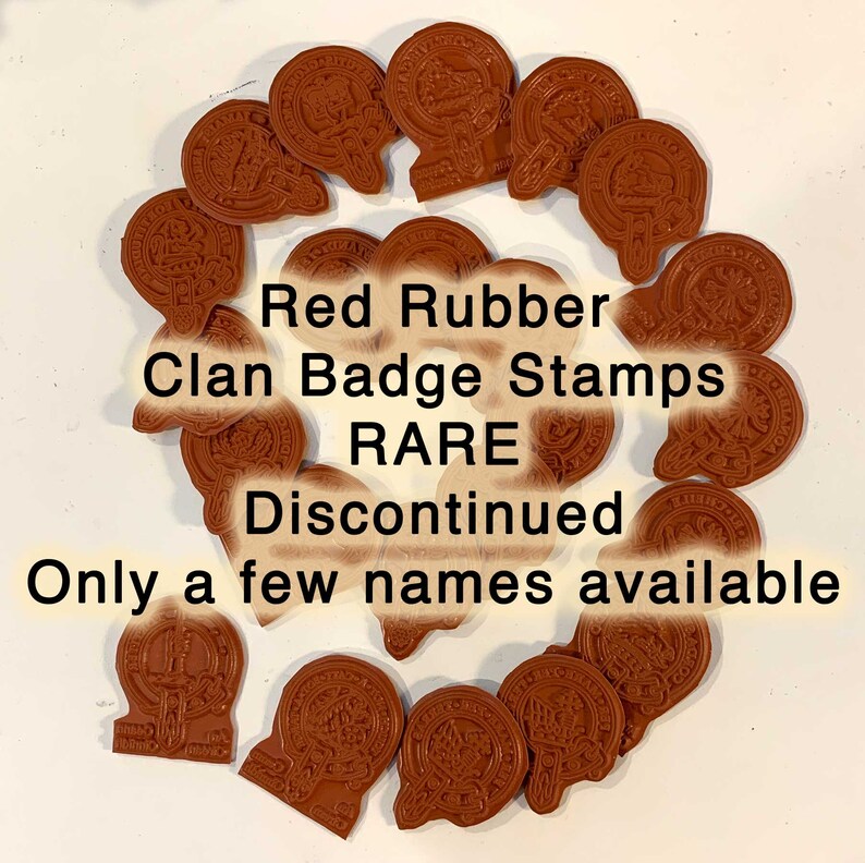 Pode incluir: Uma cole&ccedil;&atilde;o de selos de ins&iacute;gnia de cl&atilde; de borracha vermelha. Os selos est&atilde;o dispostos em c&iacute;rculo e apresentam v&aacute;rios bras&otilde;es de cl&atilde;. O texto "Red Rubber Clan Badge Stamps RARE Discontinued Only a few names available" est&aacute; escrito em letras brancas sobre fundo preto.