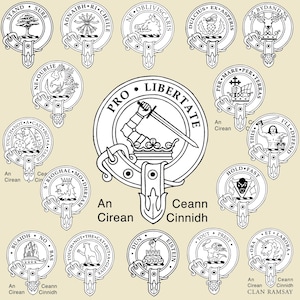 Pode incluir: Uma ilustra&ccedil;&atilde;o em preto e branco de 12 bras&otilde;es de cl&atilde; diferentes. Cada bras&atilde;o apresenta um design &uacute;nico, incluindo animais, plantas e s&iacute;mbolos. Os bras&otilde;es s&atilde;o cercados por uma borda decorativa e o texto "PRO LIBERTATE" aparece no centro da imagem.