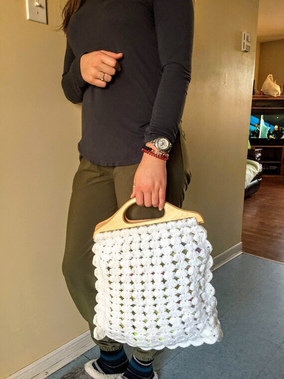 70s, White CROCHET & WOOD HANDLES Handbag | Croche