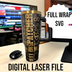 Puede incluir: Un vaso negro y dorado con un diseño que presenta el texto "911 Dispatcher" y otros iconos relacionados. El vaso está sobre una superficie de madera. El texto "FULL WRAP SVG" y "DIGITAL LASER FILE" son visibles en la imagen.