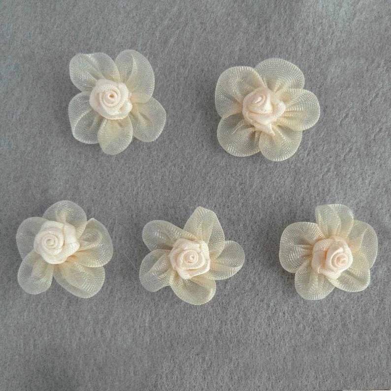 Lot de 5 fleurs 25mm en organza et petites roses en satin ivoire appliques image 3