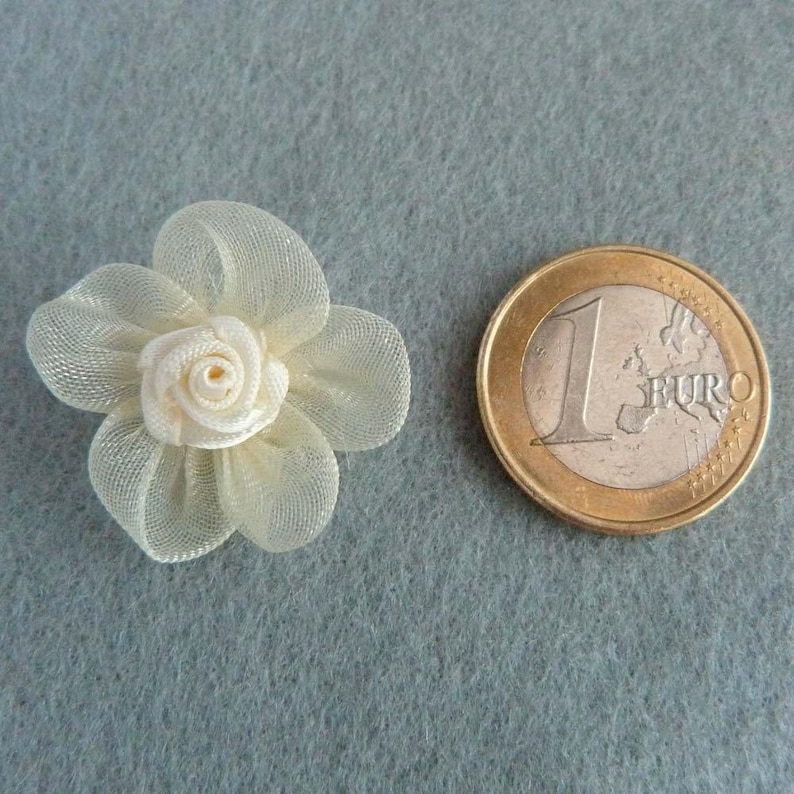 Lot de 5 fleurs 25mm en organza et petites roses en satin ivoire appliques image 2