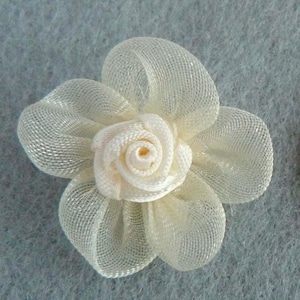 Lot de 5 fleurs 25mm en organza et petites roses en satin ivoire appliques image 1