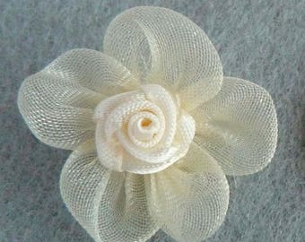 Lot de 5 fleurs 25mm en organza et petites roses en satin ivoire appliques