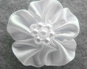 Lot de 10 petites fleurs en tissu blanches satin 2,5 cm perles nacrées appliques