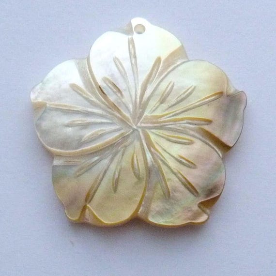 1 Pendentif Un Trou Fleur Hibiscus Stylisé 34 Cm Nacre Naturelle Blanc Beige Marron Dégradé