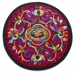 1 rond plat applique en tissu satin uni brodé multicolore dominante violet parme ethnique 13 cm rouge bordeaux