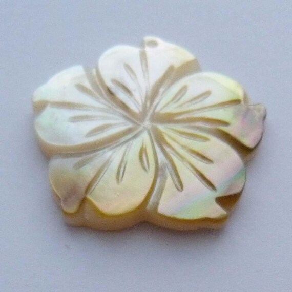 1 Pendentif Un Trou Fleur Hibiscus Stylisé 34 Cm Nacre Naturelle Blanc Beige Marron Dégradé