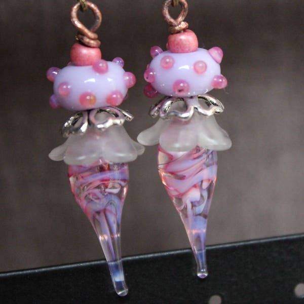 boucles d'oreille bohèmes coquette gourmandise, perle de verre filé au chalumeau, tribal, poétique, fleur, rose violet, artisanal, cadeau