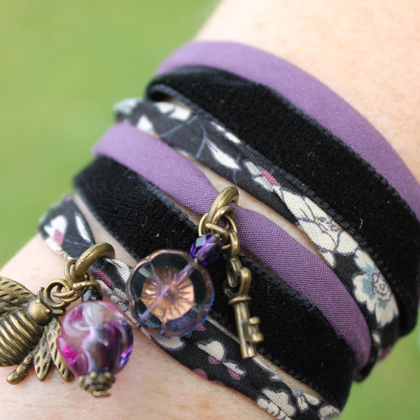 bracelet manchette bohème liberty tissu ruban hippie avec breloque insecte clé, perle fleur en verre de bohème tchèque double rang