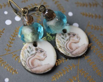 boucles d'oreille céramique écureuil, nature, bohème, unique, artisanal, vintage, bleu, vert, rustique, minimaliste