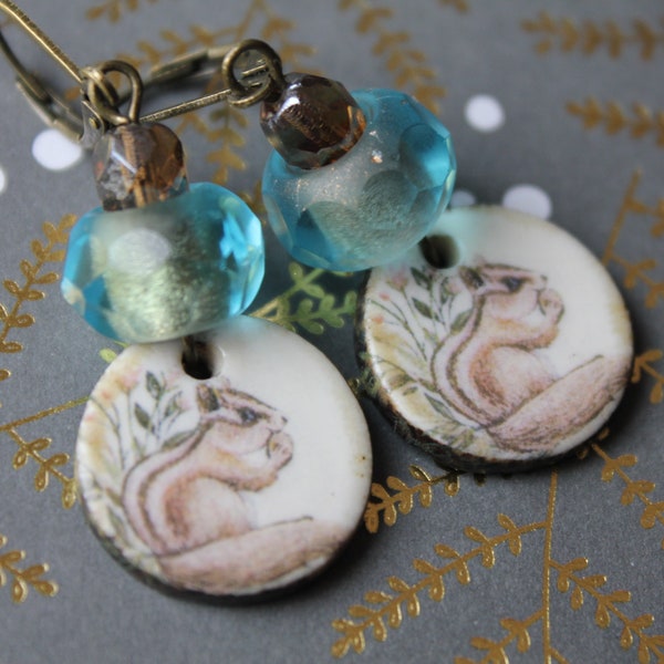 boucles d'oreille céramique écureuil, nature, bohème, unique, artisanal, vintage, bleu, vert, rustique, minimaliste