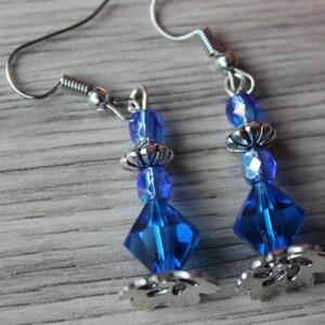 boucles d'oreille vintage et romantique, petite fée bleu, cristal de swarovski bleu et argent couleur bronze image 3