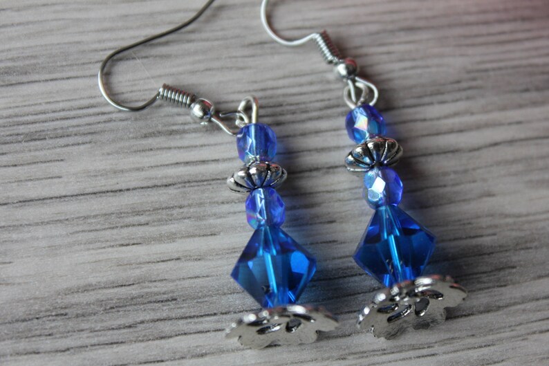boucles d'oreille vintage et romantique, petite fée bleu, cristal de swarovski bleu et argent couleur bronze image 3