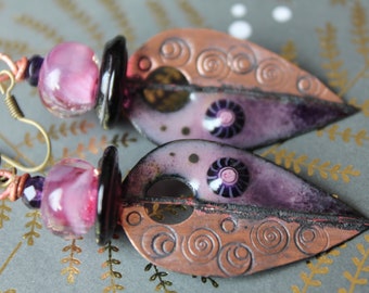 boucles d'oreille tribale, ethnique, bohème, artisanal, rustique, primitif, hippie, verre filé au chalumeau, cuivre émaillé, violet, unique