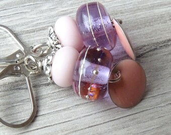 boucles d'oreille bohème légère, rétro, shabby, rose violette, minimaliste, unique, artisanal, verre filé au chalumeau, idée cadeau femme