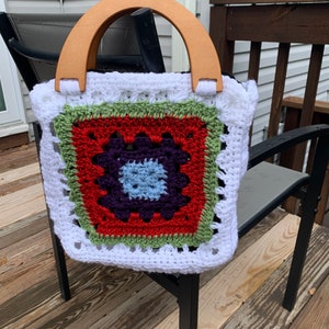 Bolso de ganchillo cuadrado de abuela con asa de madera, bolso con borla, bolso de ganchillo, bolso bohemio, bolso casual