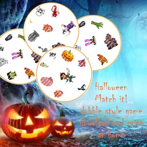 Könnte beinhalten: Ein druckbares Halloween-Spiel mit dem Titel "Halloween Match It! Dobble Style Game". Das Spiel enthält sechs runde Karten mit verschiedenen Halloween-Motiven, darunter Kürbisse, Geister, Hexen und Fledermäuse. Die Karten sind von zwei geschnitzten Kürbissen umgeben.