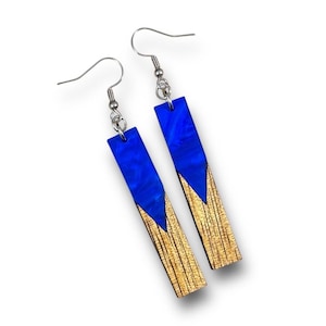 Orecchini in acrilico e legno di koa con perla blu oceano